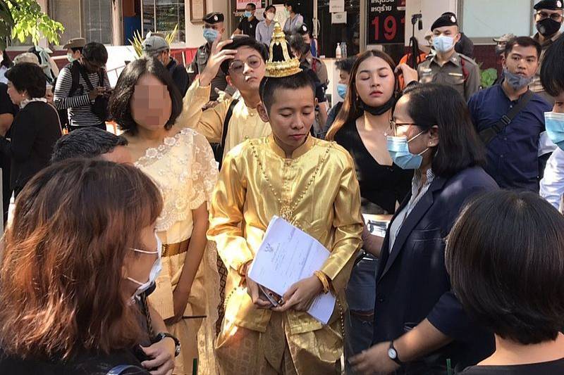บุรีรัมย์ปลดแอก ร่วมแต่งชุดไทย ให้กำลังใจ 2 เยาชน ปัดข้อหา’ม.112′